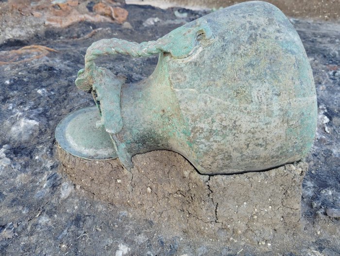 Extraordinary Gold Treasures Found In A Thracian Warrior's Grave Near Topolovgrad, Bulgaria