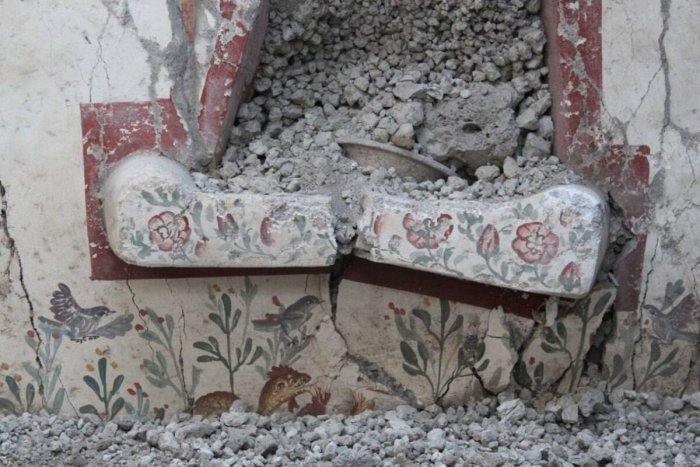 Small House With Beautiful Mythical Frescoes Discovered In Pompeii