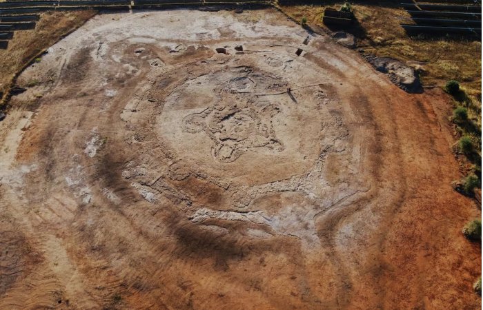 Impressive Copper Age 5,000-Year-Old Fortification With Concentric Walls, Bastions, A Shallow Grave With A Man Face Down And A Dagger - Unearthed