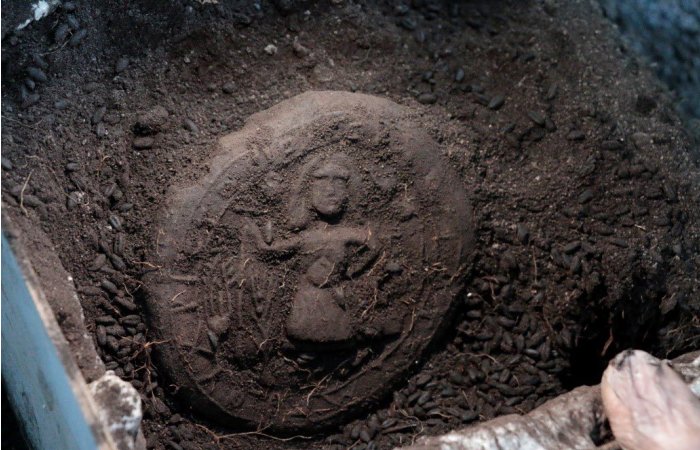 1,200-Year-Old Carbonized Bread Featuring A Rare Jesus Motif Discovered In Topraktepe, Türkiye