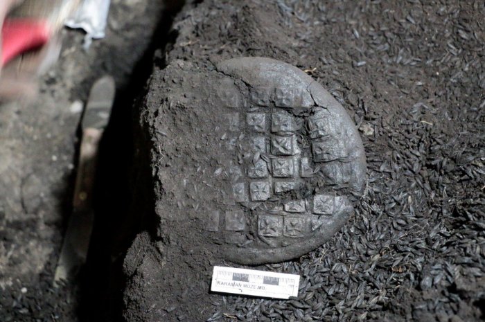 1,200-Year-Old Carbonized Bread Featuring A Rare Jesus Motif Discovered In Topraktepe, Türkiye