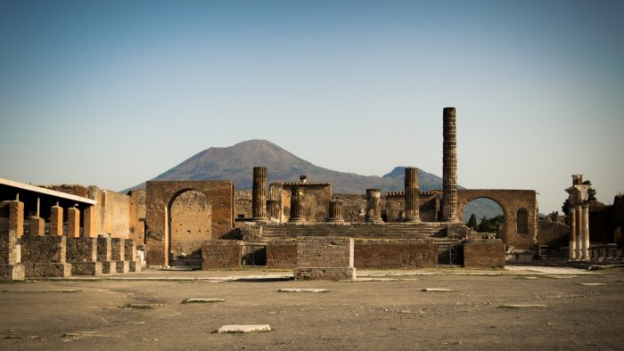 Evidence Of Exotic Aromas In Pompeii's Household Altars